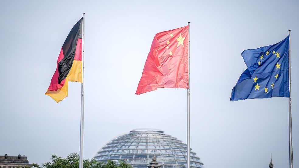 Flaggen vor dem Reichstag: Schon beim Besuch chinesischer Regierungsvertreter im Sommer in Berlin war Krisenmanagement gefragt. Foto: picture alliance/dpa/Kay Nietfeld