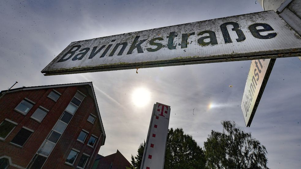 Derzeit gibt es keinen Hinweis am Schild der Bavinkstraße darauf, wer hinter der umstrittenen Persönlichkeit steckt. Foto: Ortgies