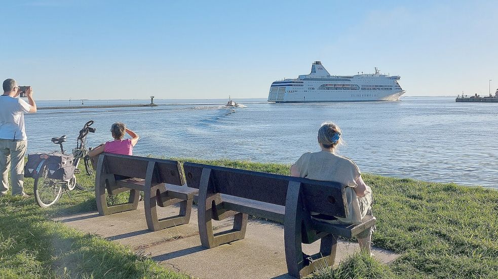Die ehemalige Norwegen-Fähre MS „Romantika“ legte am 5. September in Emden ab, um zurück nach Estland zu fahren. Dort hat der Eigner, die Tallink Reederei, seinen Hauptsitz. Foto: Hanssen/Archiv