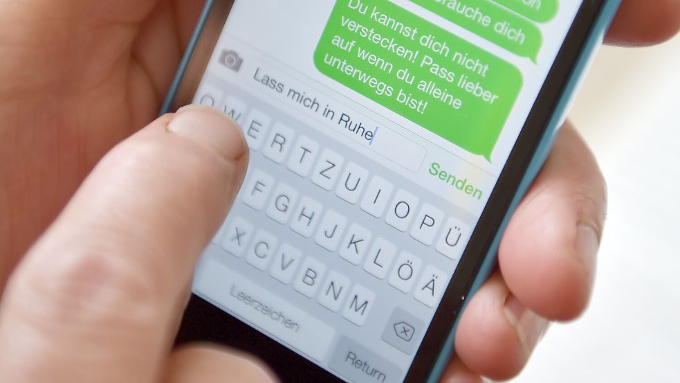 Wer andere Menschen immer wieder mit Textnachrichten belästigt, macht sich wegen Nachstellung strafbar. Foto: Warmuth/dpa