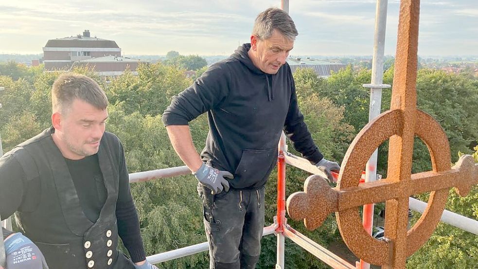 Hoch über den Dächern von Norden arbeiten zurzeit die Dachdecker Christian Sangen (links) und Rudolf Buse. Foto: Rebecca Kresse