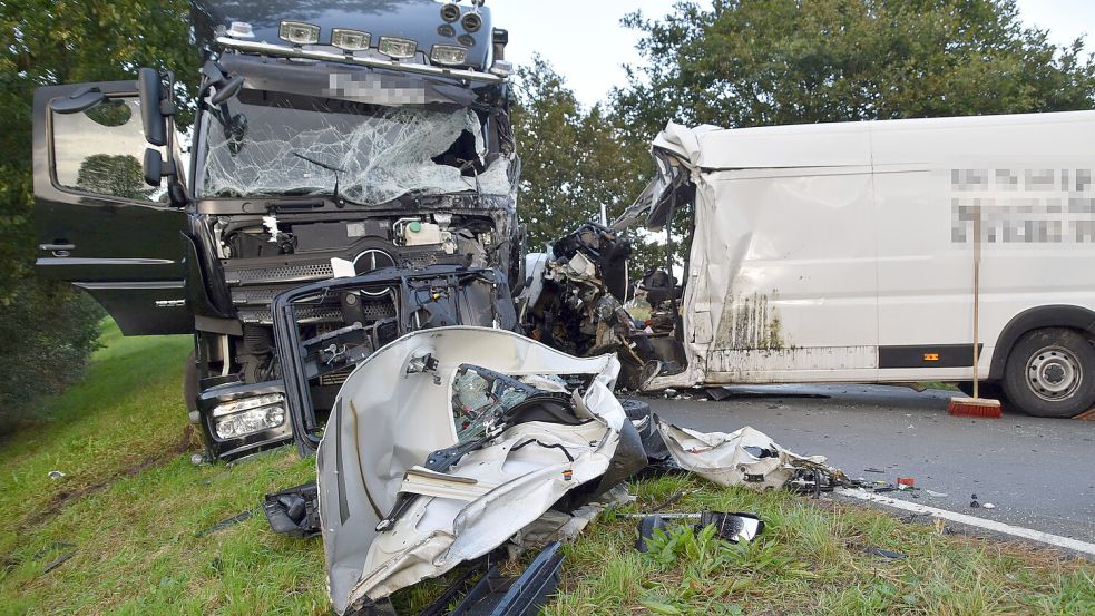 Die beiden Transporter stießen bei Potshausen frontal zusammen. Bei dem Unfall zog sich ein Ostrhauderfehner tödliche Verletzungen zu. Foto: Ammermann