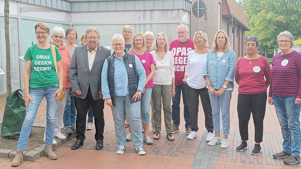 Bei der Gründung von „Omas gegen Rechts Ost-Friesland“ waren auch „Opas“ dabei. Foto: Hochmann