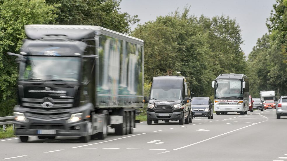 An dieser Stelle auf der B 72 in Großefehn wird der Linksabbiegefahrstreifen häufig zum Überholen missbraucht. Fotos: Ortgies