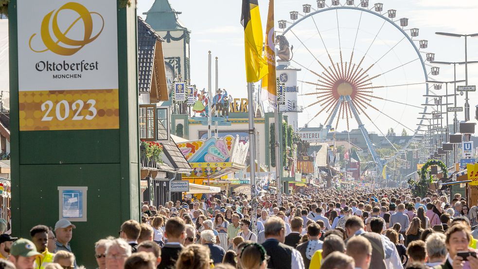 Wiesn-Besucher gehen beim 188. Münchner Oktoberfest über das Gelände. Foto: dpa/Peter Kneffek