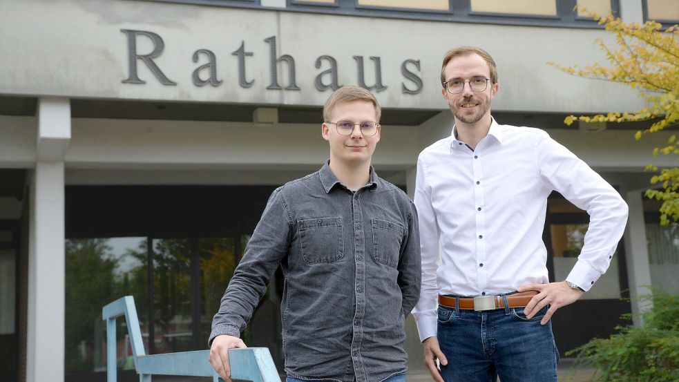 Daniel Hoch (links) betreut mehrere Projekte zur Dorfentwicklung in Moormerland. Bürgermeister Hendrik Schulz freut sich, dass er den „Kümmerer“ hat. Foto: Lüppen