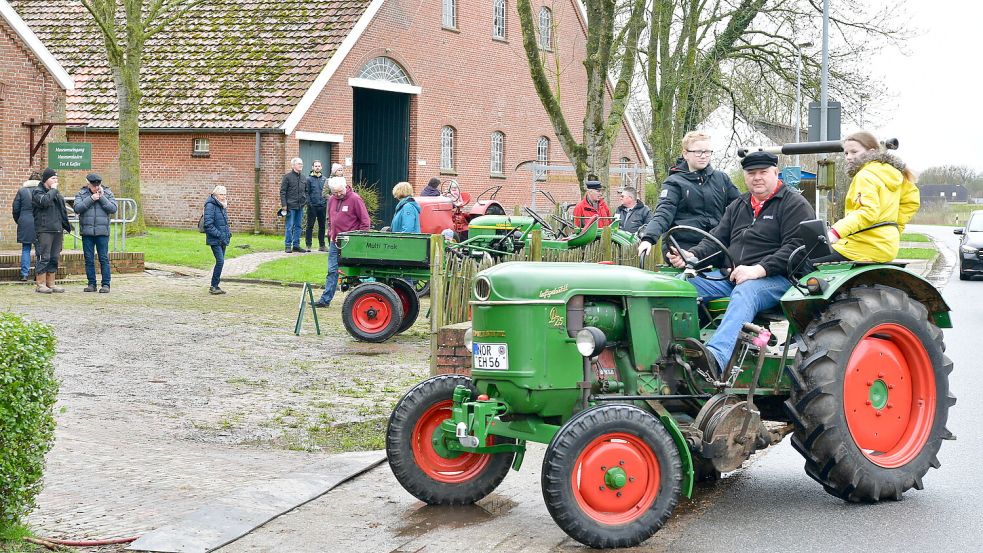 Das Landwirtschaftsmuseum in Campen lädt für das Wochenende zum Apfelfest ein. Kinder können unter anderem auf alten Treckern mitfahren. Foto: Archiv