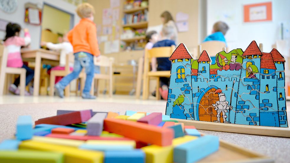 Spielzeug liegt in einer Kindertagesstätte auf dem Boden. Die Anforderungen an die Kitas werden in Zukunft wohl noch steigen. Foto: Monika Skolimowska/dpa