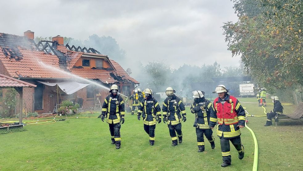 Am Mittwochvormittag, 21. September, war ein Feuer in einem Familienhaus in Marienwehr ausgebrochen. Die Feuerwehrleute löschten über Stunden. Das Haus wurde komplett zerstört. Foto: Hanssen/Archiv