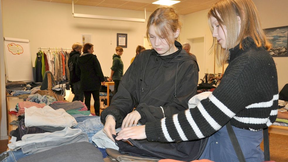 Die Schwestern Emily (links) und Leah Gant auf der Suche nach Hosen. Foto: Ullrich