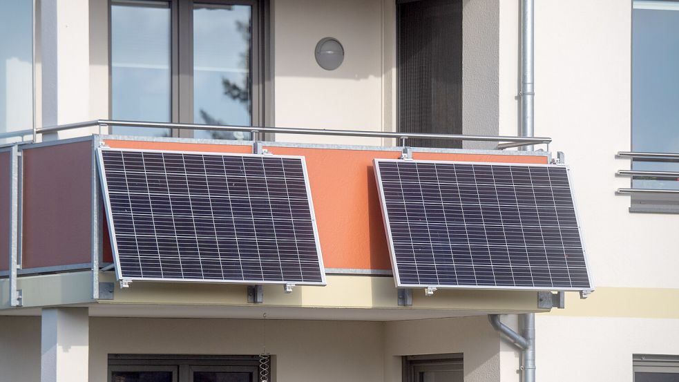 Die Gemeinde möchte die Anschaffung einer kleinen Photovoltaik für den Balkon unterstützen. Foto: Stefan Sauer/dpa