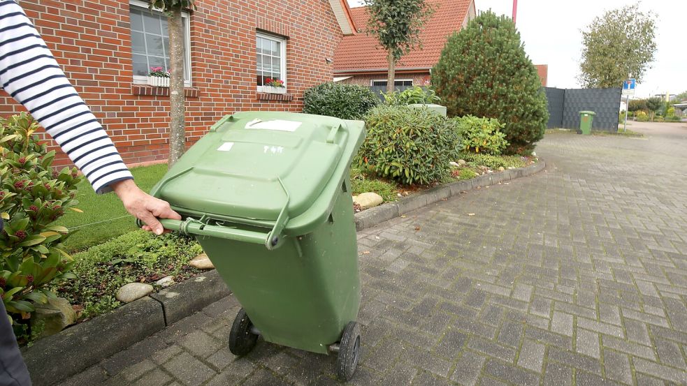 Vor dem Kantstein reihen sich zu den Abholterminen die Mülltonnen vor dem Haus der Böhlers auf. Die meisten kommen aus der dahinterliegenden Sackgasse. Foto: Böning