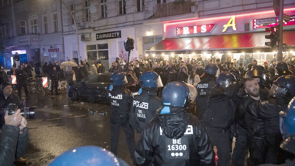 Demonstranten und Einsatzkräfte der Polizei treffen im Stadtteil Neukölln aufeinander. In Berlin-Neukölln haben sich am späten Samstagabend etwa 50 Menschen zu einer laut Polizei pro-palästinensischen Demo versammelt. Foto: Paul Zinken / dpa