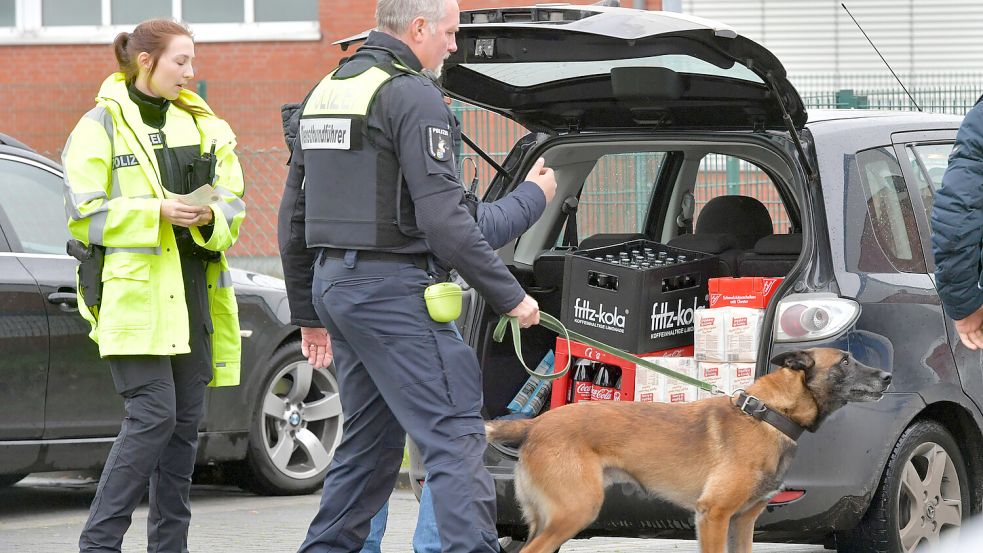 Die Polizei hat unter anderem Drogenspürhunde eingesetzt. Foto: Ortgies