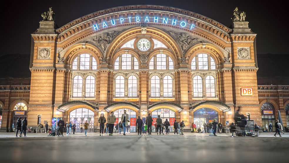 Eine junge Frau ist am Bremer Hauptbahnhof von einem Unbekannten unsittlich berührt worden. Foto: Mohssen Assanimoghaddam / dpa