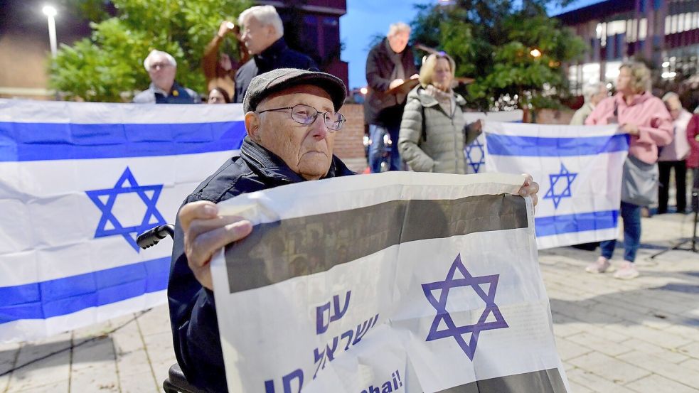 Der Holocaust-Überlebende Albrecht Weinberg nahm an der Kundgebung teil, hielt eine kurze Rede und sprach ein jüdisches Gebet. Foto: Ortgies