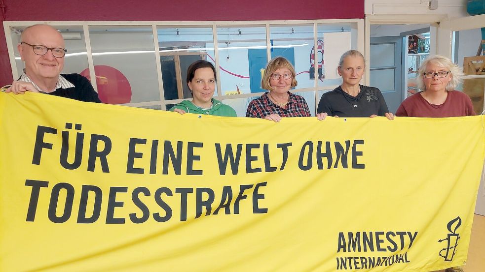 Wollen bei Amnesty International Norden mitmachen: Dietrich Flöter (von links), Caro Kröger, Ursula Stieren, Linda Peters und Tieda Bogena. Foto: Amnesty International