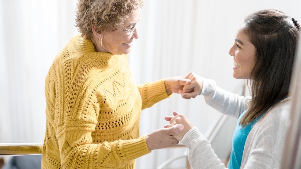 Damit sich die Pflege von Angehörigen nicht negativ auf die Rente der Pflegenden auswirkt, zahlt die Pflegekasse unter bestimmten Voraussetzungen. Foto: VIACTIV/Getty Images