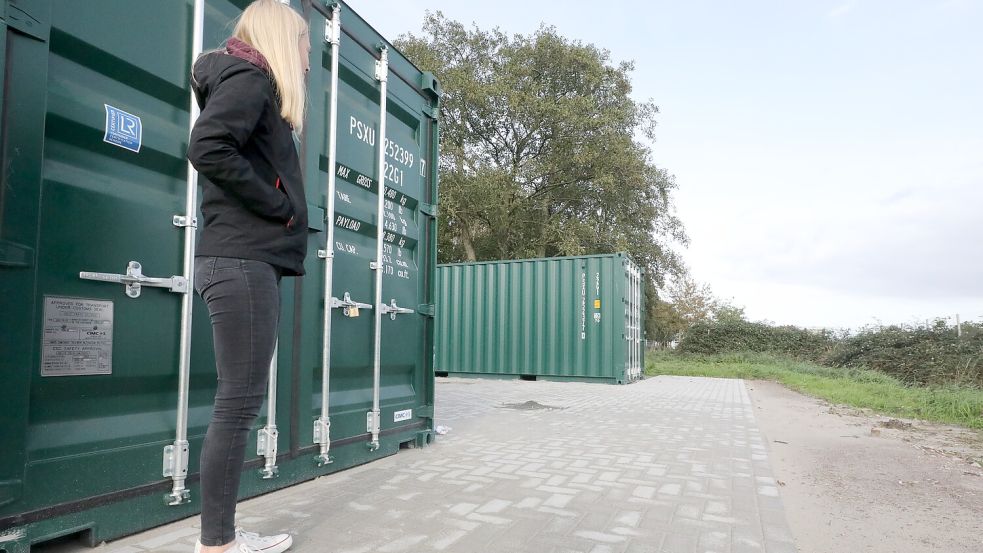 Er ist schon gepflastert und zwei Baucontainer stehen schon: Bis Hintes Jugendplatz fertig ist, wird es aber noch ein paar Wochen dauern. Foto: Hock