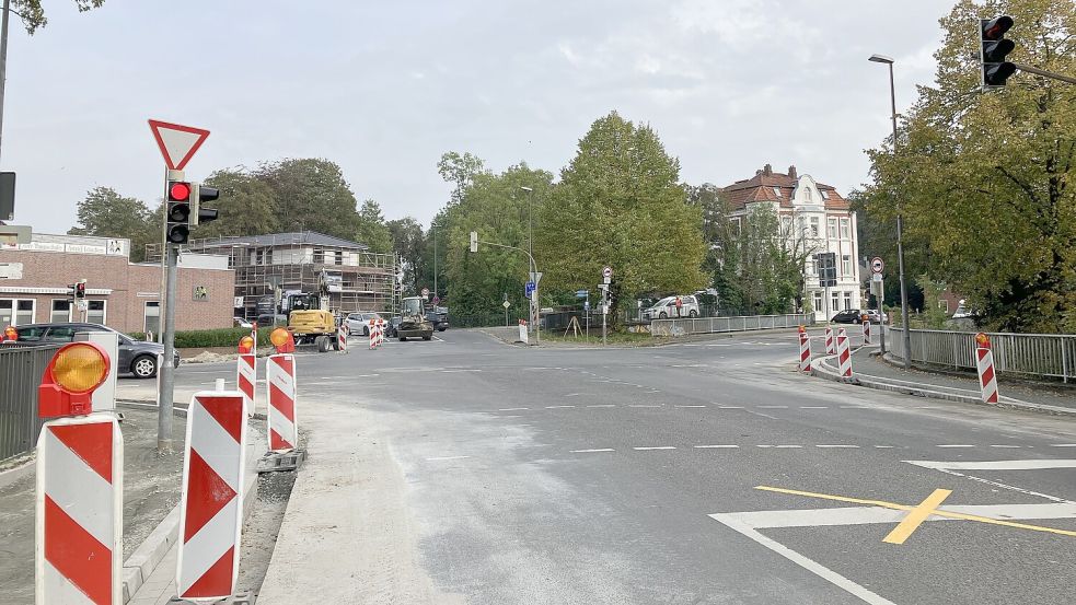 Bald dauerhaft auf Rot: Während der Asphaltierungsarbeiten auf der Lindenhof-Kreuzung wird die Verbindung nach Wolthusen eine Woche lang gesperrt. Foto: Schuurman