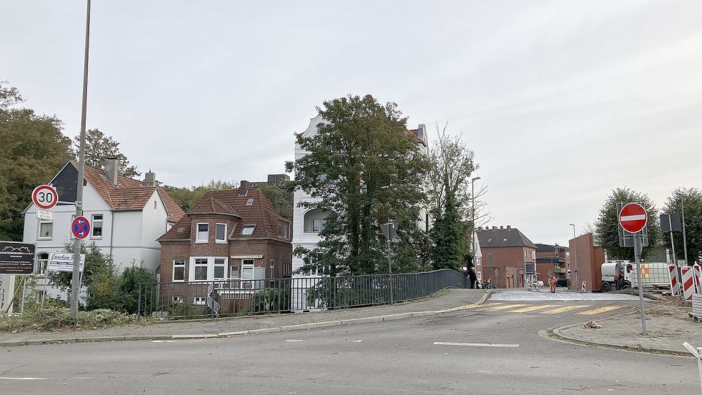 Neuer Anblick: Hinter dem Brückengeländer am Abzweig der Nordertorstraße ist eine ganze Baumgruppe verschwunden. Foto: Schuurman