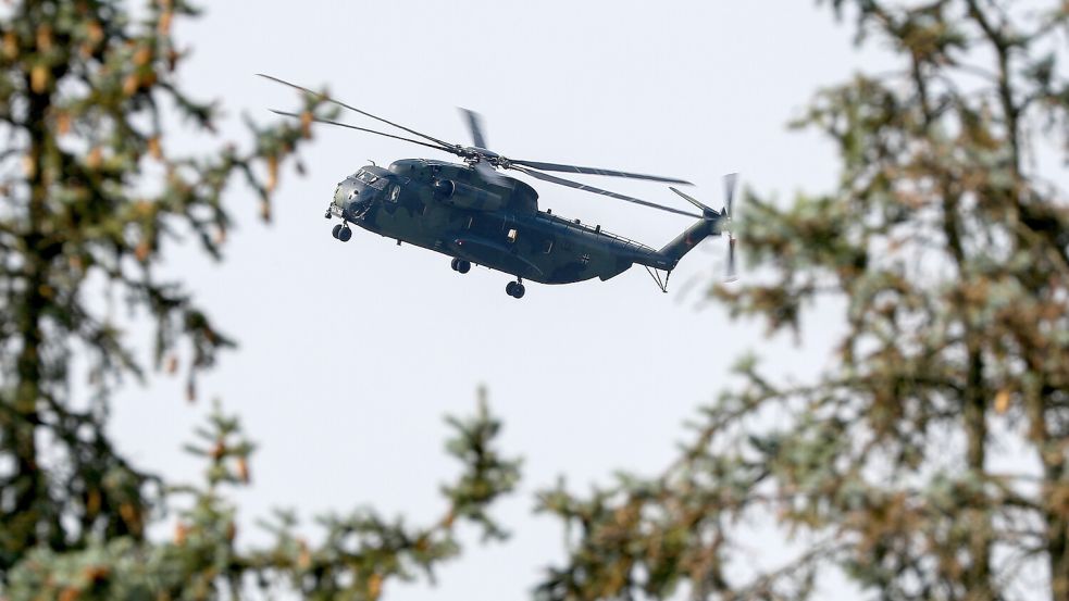 Zwei Hubschrauber wie dieser vom Typ Sikorski CH-53 drehten im Tiefflug über Wiesmoor ihre Schleifen. Symbolfoto: Woitas/DPA