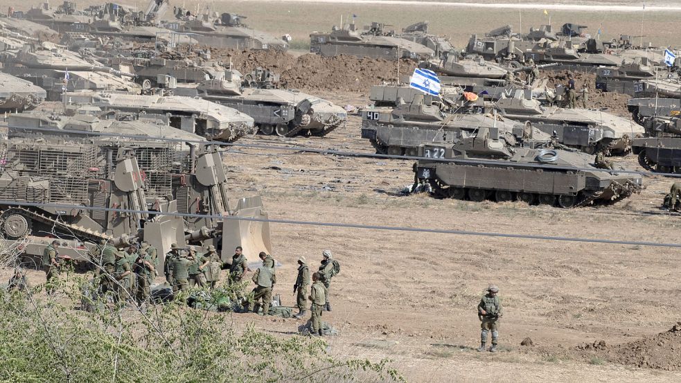 Panzer und gepanzerte Fahrzeuge der israelischen Armee stehen in der Nähe von Gaza für eine Bodenoffensive bereit. Foto: imago/UPI Photo