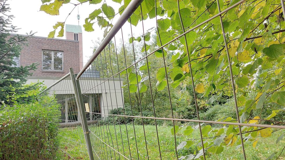 Hinter Gittern: Seit Ende Juni schützen Bauzäune den Bereich hinter der Martin-Luther-Kirche. Foto: Hanssen