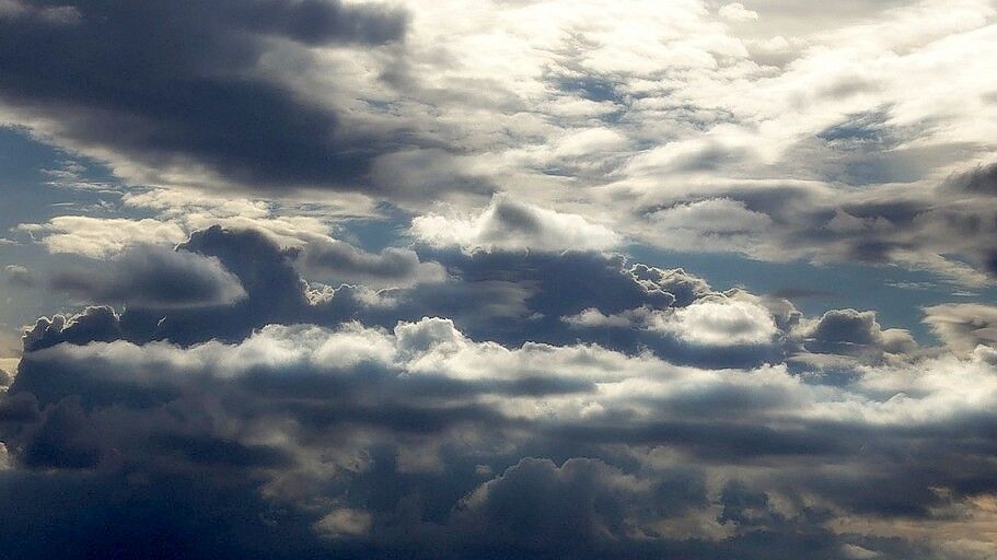 Wolken werden am Wochenende wohl fast ständig die Sonne bedecken. Symbolfoto: Pixabay