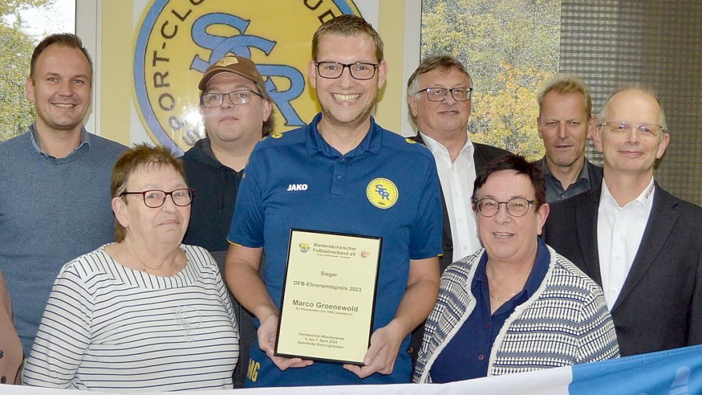 Marco Groenewold (vorne, mit Urkunde in der Hand) freut sich über die Auszeichnungen. Zusätzlich ist auch seine Mutter Edith (links daneben) im Rahmen der Aktion „Ehrenamt überrascht“ geehrt worden. Foto: Weers