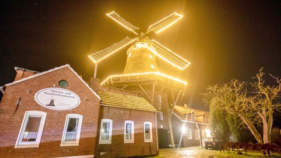 Die Pewsumer Mühle ist auch schon in den vergangenen Jahren weihnachtlich beleuchtet worden. Foto: Archiv/Hock