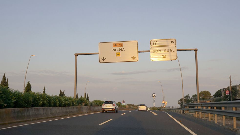 Die Autobahn auf Mallorca in Richtung Palma: Ein 20-jähriger Deutscher war im vergangenen Jahr überfahren worden. Die Polizei geht mittlerweile davon aus, dass er absichtlich aus dem Auto gestoßen wurde. Foto: imago images/MiS