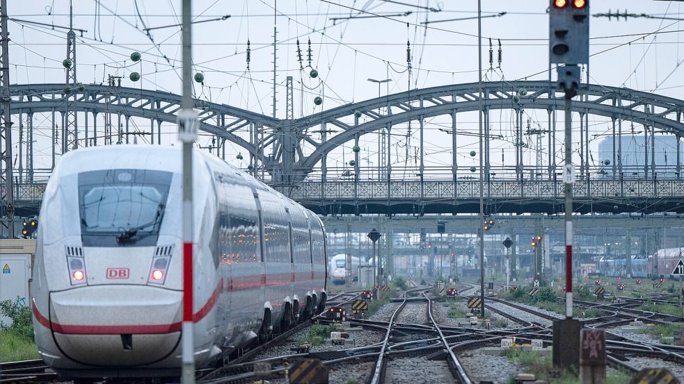 Die Gewerkschaft Deutscher Lokomotivführer (GDL) droht mit Streiks in der Weihnachtszeit. Foto: dpa/Lennart Preiss