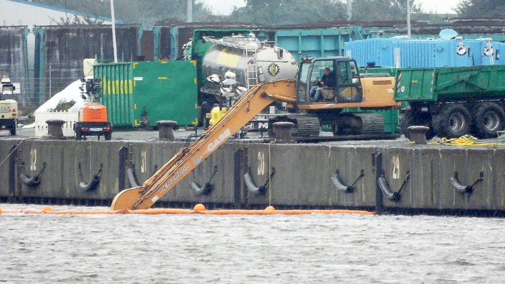 Die Hälfte des Arms im trüben Wasser: Der Langarmbagger ist weiter im Einsatz, um das Schiffswrack zu leichtern. Foto: F. Doden