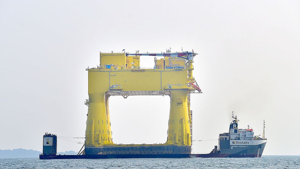 Das Schwertransportschiff „Mighty Servant 1“ bringt die Offshore-Plattform von Singapur nach Norwegen. Anschließend wird sie in der Nordsee installiert. Foto: Tennet