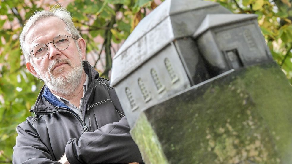 Mit dem Schicksal der Juden hat sich Heinrich Herlyn in vielfältiger Form auseinandergesetzt. Das Foto ist an dem Ort entstanden, der an die frühere Synagoge in Aurich erinnert. Foto: Ortgies