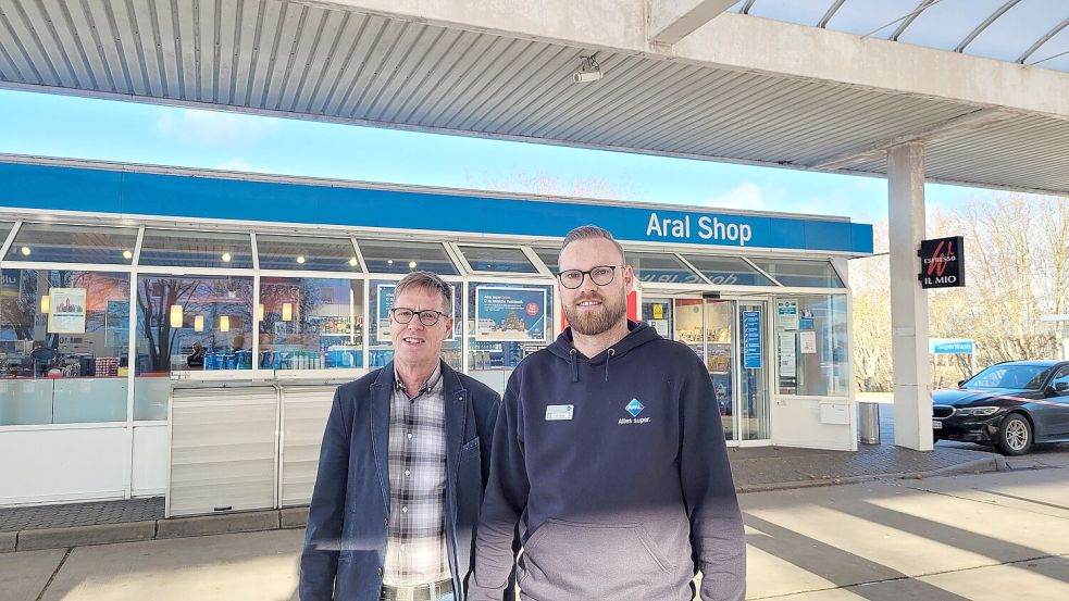 Tankstellenpächter Arnold Voß (rechts Sohn Andreas) findet es „unbegreiflich“, dass sparsame Diesel-Fahrzeuge schlecht geredet und wieder mehr Benziner verkauft werden. Foto: Alexander Block