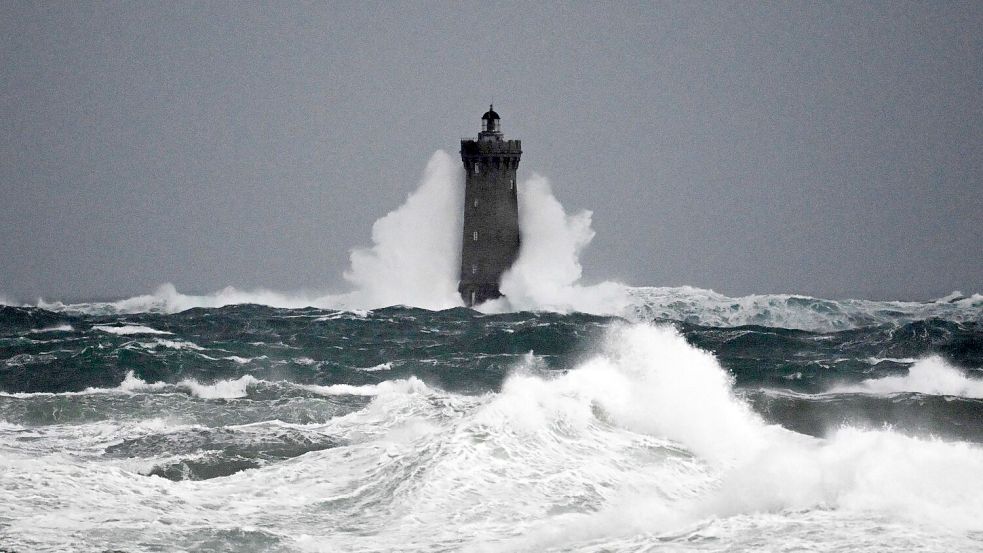 In Frankreich sorgt an diesem Donnerstag Orkantief „Ciaran“ für hohe Wellen. Das Bild zeigt den "Phare du Four". Sturm in Orkanstärke wird in Ostfriesland nicht erwartet, Sturmböen sind allerdings am Wochenende möglich. Foto: Damien Meyer/AFP/dpa