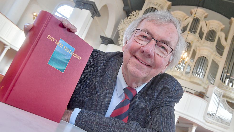 Jann Schmidt, früher Präsident der evangelisch-reformierten Kirche, hat das Neue Testament ins Plattdeutsche übersetzt. Foto: Ortgies