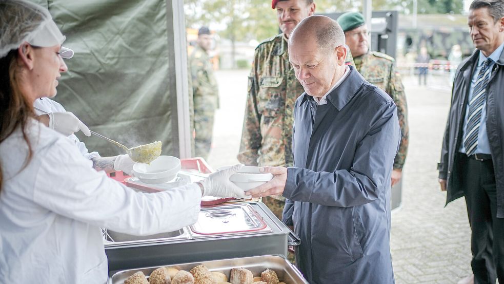 Erbsensuppe bald nur noch mit veganer Einlage? Bundeskanzler Olaf Scholz beim Truppenbesuch. Foto: dpa/Kay Nietfeld