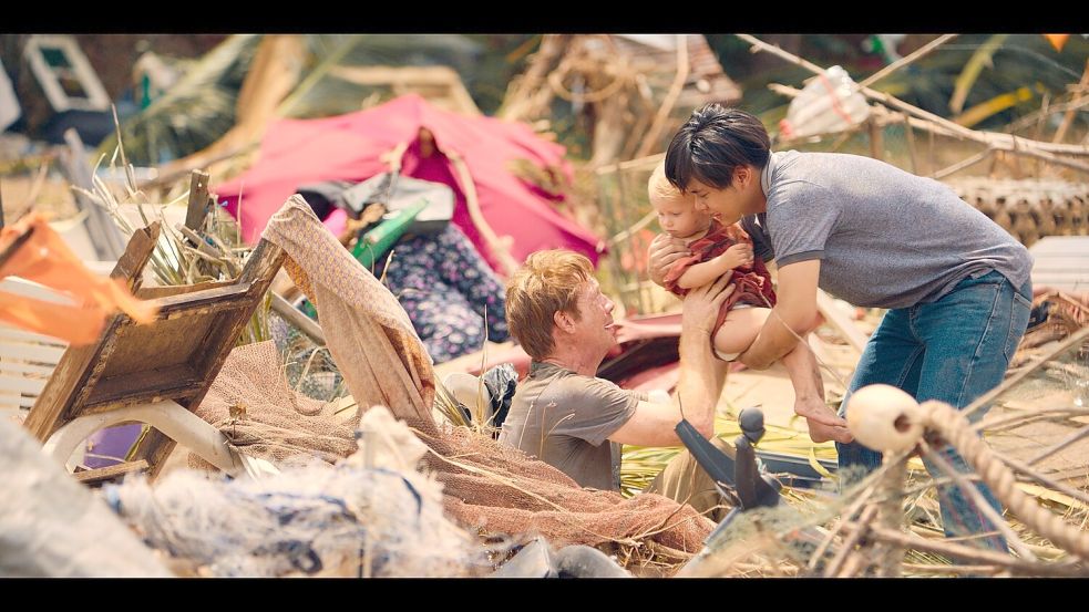 Harry Reuter (Johann von Bülow, l.), seine kleine Tochter und Chai Sutham (Jiraphat Vongrouempiboon, r.) haben wie durch ein Wunder den Tsunami überlebt. Foto: ZDF/Friederike Heß.