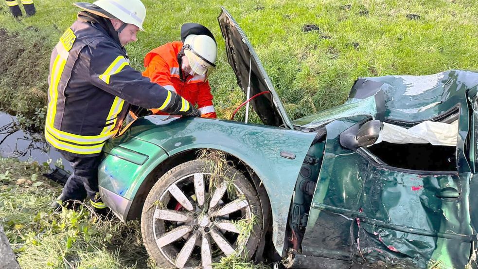 Zu einem schweren Verkehrsunfall mussten Feuerwehr und Polizei am Montagmorgen ausrücken. Fotos: Feuerwehr