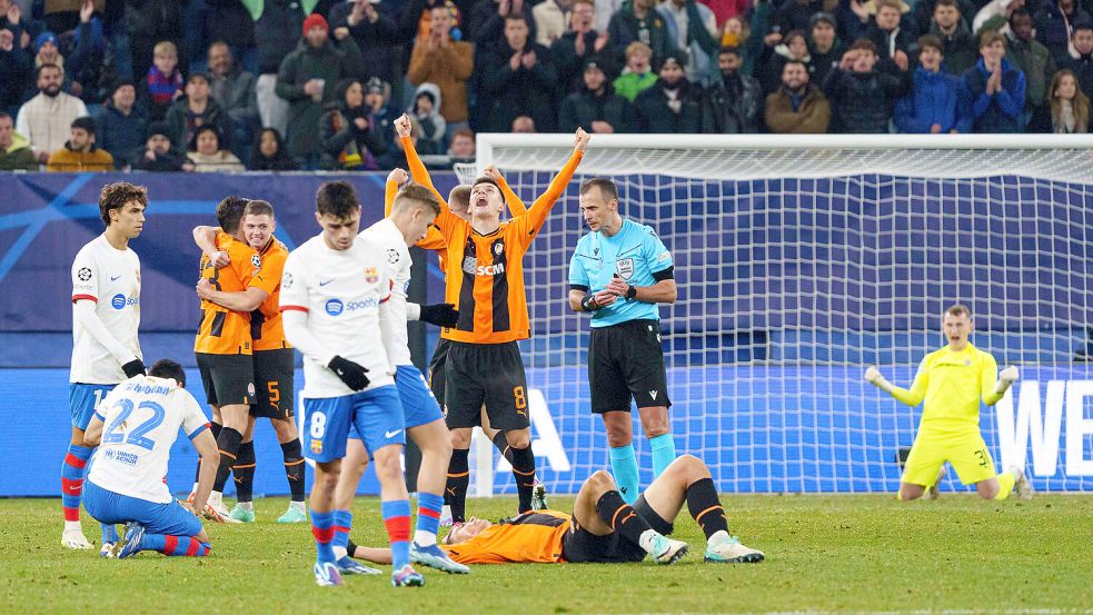 Jubel im Volkspark: Die Spieler von Shakthar Donetsk feiern den Sieg über den FC Barcelona. Foto: imago-images/Eibner