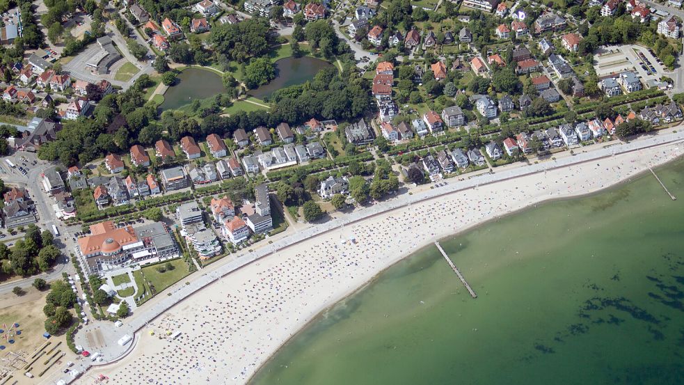 Beim Sand ist es wie mit dem Geld: Das ist nicht weg, ist nur woanders. Aus der Luft ist beispielsweise am Strand von Travemünde zu erkennen, dass viel Sediment im Uferbereich lagert. Foto: Marcus Dewanger