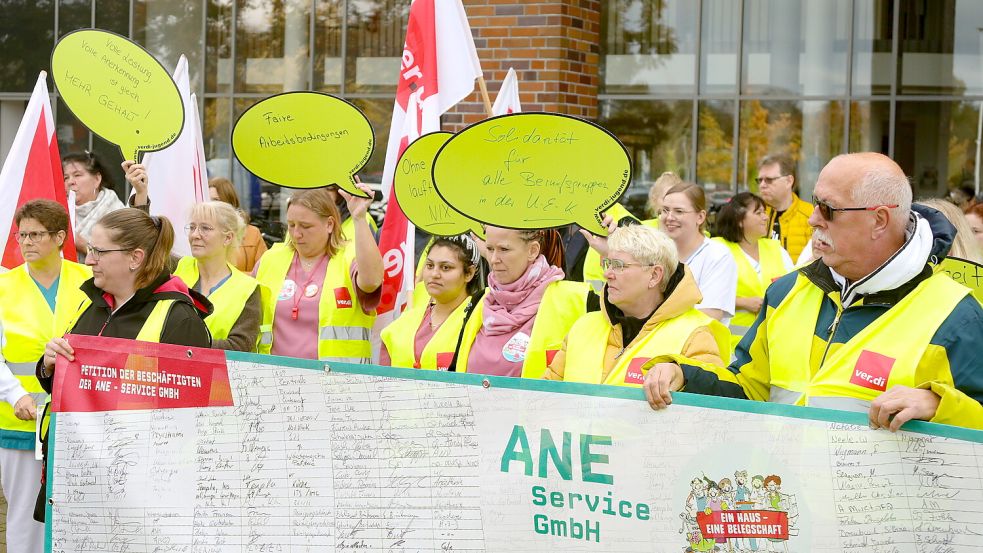 Ihr Einsatz hat sich gelohnt: Rund 50 Mitarbeiter der Klinik und ihrer Servicegesellschaft ANE demonstrierten am Dienstag in Aurich für mehr Lohn. Foto: Romuald Banik