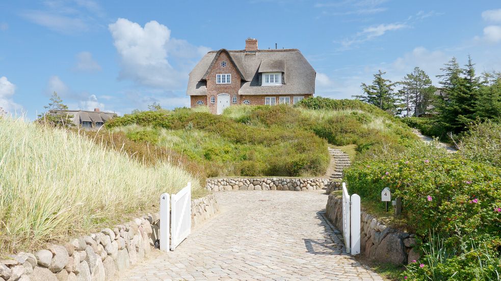 Ein Wohntraum für Viele: Eine Immobilie unter Reet in Kampen auf Sylt. Foto: IMAGO/Chris Emil Janßen