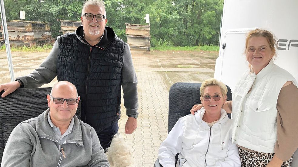 Andreas und Ilka Schmitz (sitzend) und Christoph und Jutta Wernsmann sind mit ihren Wohnmobilen angereist. Foto: Vogt