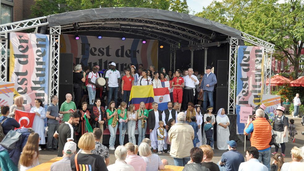 Das Fest der Kulturen der Welt zog in diesem Jahr viele Besucher auf den Denkmalsplatz. Foto: Archiv/Wolters