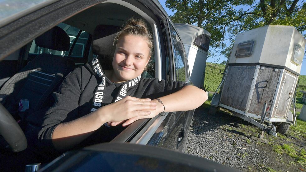 Wer mit einem Pferdeanhänger fahren will wie die Weeneranerin Selina Altehans (21), braucht einen Anhängerführerschein. Foto: Ortgies