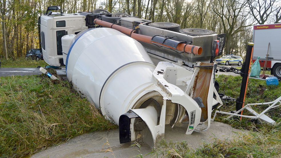 Ein Transport-Betonmischer war ins Schleudern gekommen und anschließend umgekippt. Neben Diesel lief auch Beton aus. Foto: Weers